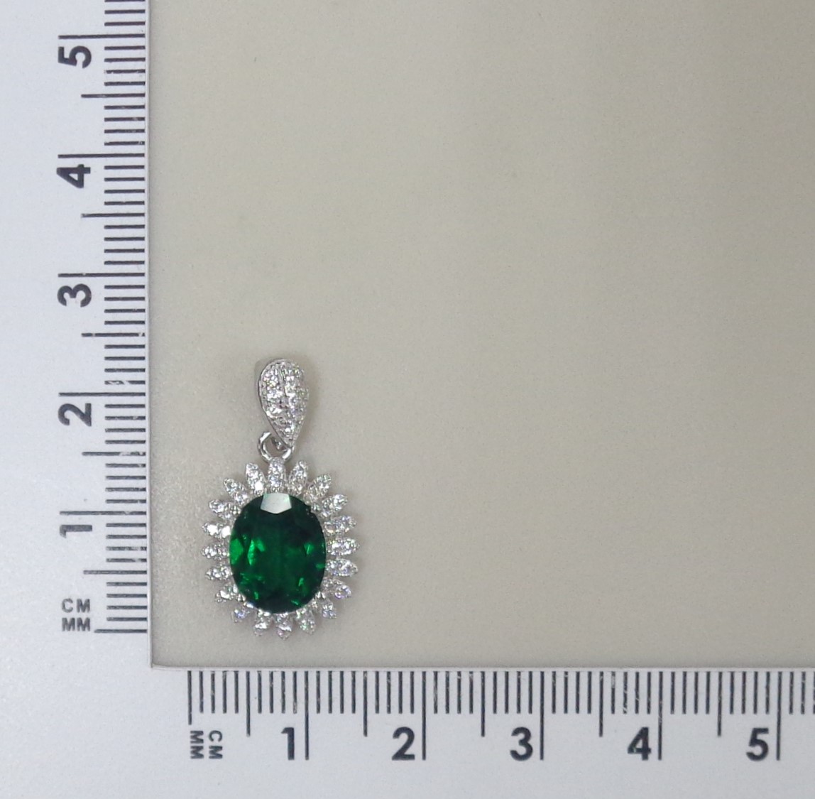 Серебряная подвеска с выращенным изумрудом